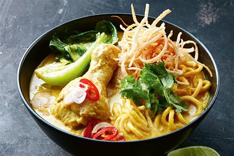  Khao Soi: Een romige currynoedelsoep met knapperige noedels en een pikant twist!