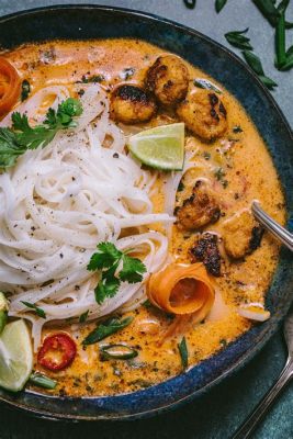  Khao Soi: Een Romige Curry met Krokante Noodles en Geurige Kruiden!