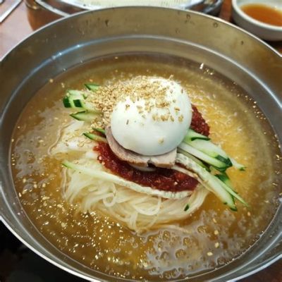  Milmyeon: Een pikante harmonie van koude noedels en een rijke bouillon!